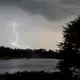 Vielerorts sorgten Gewitter mit Starkregen schon am Abend für Abkühlung.  - Bild: Daniel Bockwoldt/dpa