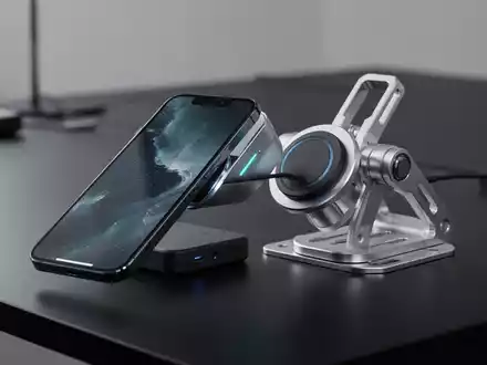 Ein modernes Smartphone mit magnetischer Powerbank und Halterung auf einem aufgeräumten Schreibtisch. - Foto: über boerse-global.de
