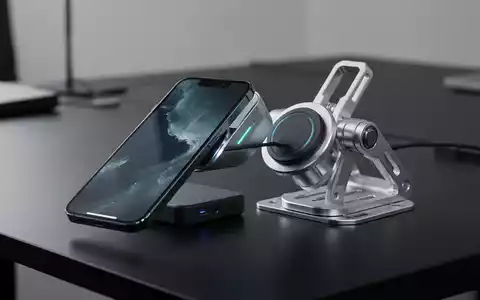 Ein modernes Smartphone mit magnetischer Powerbank und Halterung auf einem aufgeräumten Schreibtisch. - Foto: über boerse-global.de