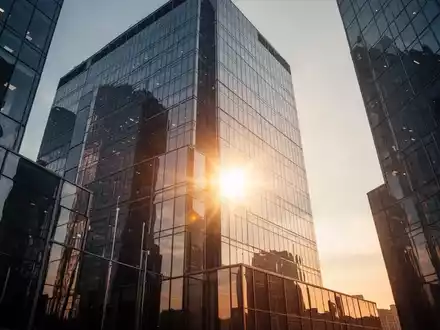 Ein modernes Bürogebäude im Sonnenaufgang als Symbol für wachsende Unternehmenssubstanz und finanzielle Stabilität. - Foto: über boerse-global.de
