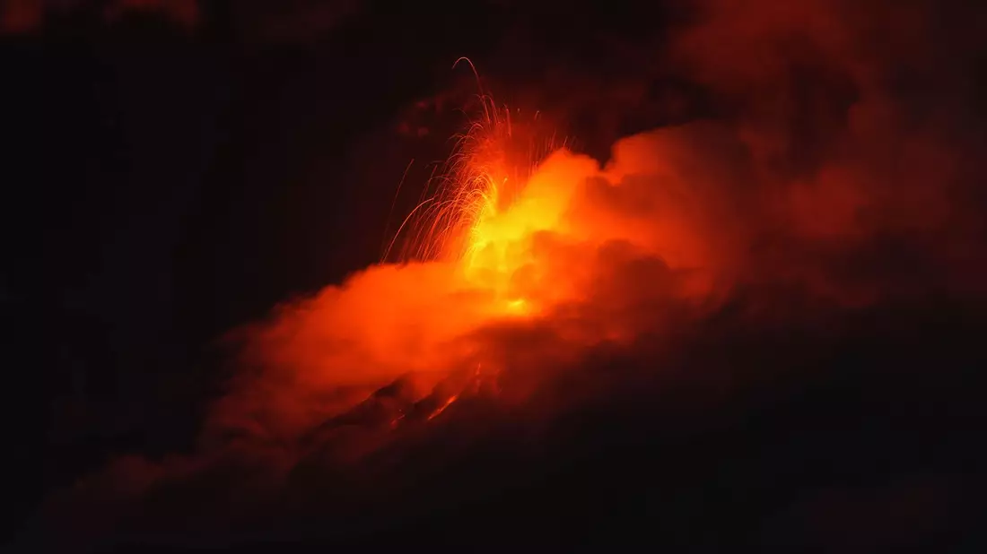 Der hochaktive Feuervulkan (Volcán de Fuego) in Guatemala verbreitet mit einer Eruption Angst und Schrecken.  - Bild: Moises Castillo/AP/dpa