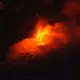 Der hochaktive Feuervulkan (Volcán de Fuego) in Guatemala verbreitet mit einer Eruption Angst und Schrecken.  - Bild: Moises Castillo/AP/dpa
