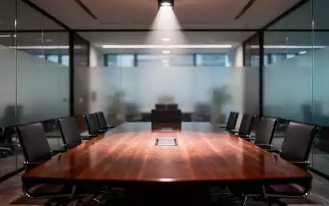 Moderner, leerer Konferenzraum in einem Bürogebäude mit eleganter Inneneinrichtung und professioneller Beleuchtung. - Foto: über boerse-global.de