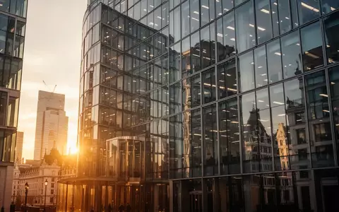 Moderne Glasfassade eines Bürogebäudes im Londoner Finanzviertel bei Sonnenuntergang. - Foto: über boerse-global.de
