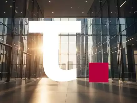Modernes Bürogebäude mit reflektierendem Sonnenlicht als Symbol für finanziellen Erfolg und Stabilität. - Foto: über boerse-global.de