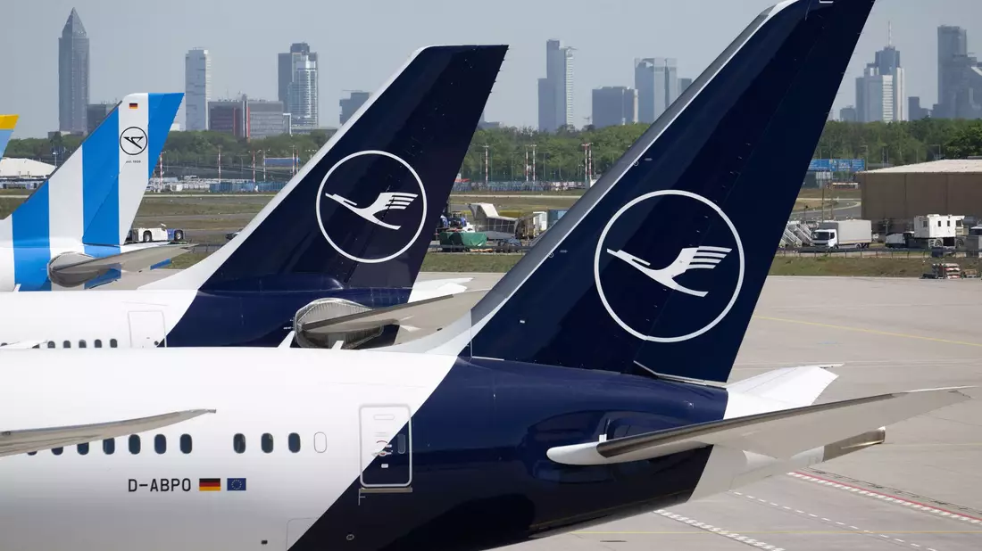Lufthansa hat ihr Angebot auf der Kurzstrecke gekürzt. (Archivbild) - Bild: Boris Roessler/dpa