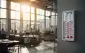 Ein digitaler Thermometer an einer Wand in einem modernen Arbeitsumfeld bei starker Sonneneinstrahlung. - Foto: über boerse-global.de