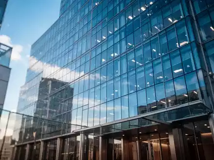 Modernes Bürogebäude einer Aktiengesellschaft bei hellem Tageslicht. - Foto: über boerse-global.de