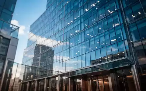 Modernes Bürogebäude einer Aktiengesellschaft bei hellem Tageslicht. - Foto: über boerse-global.de