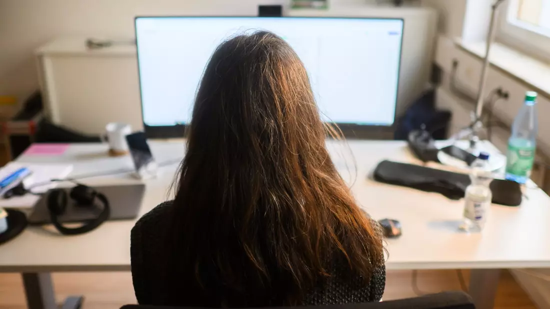Die Arbeitsauslastung nimmt zu. (Symbolbild) - Bild: Julian Stratenschulte/dpa