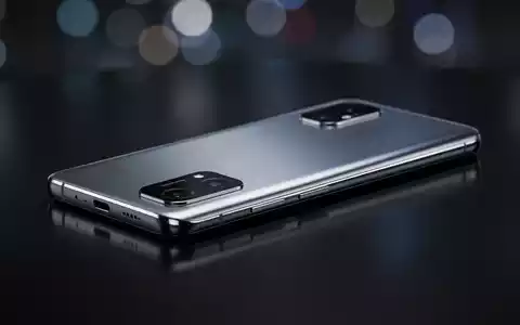 Nahaufnahme eines futuristischen High-End-Smartphones mit elegantem Metalldesign auf reflektierender Oberfläche. - Foto: über boerse-global.de