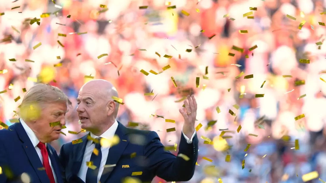 Also bei der WM-Siegerehrung haben Donald Trump und Gianni Infantino (r) noch miteinander gesprochen. (Archivbild) - Bild: Jacquelyn Martin/AP/dpa