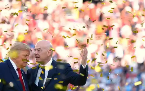 Also bei der WM-Siegerehrung haben Donald Trump und Gianni Infantino (r) noch miteinander gesprochen. (Archivbild) - Foto: Jacquelyn Martin/AP/dpa