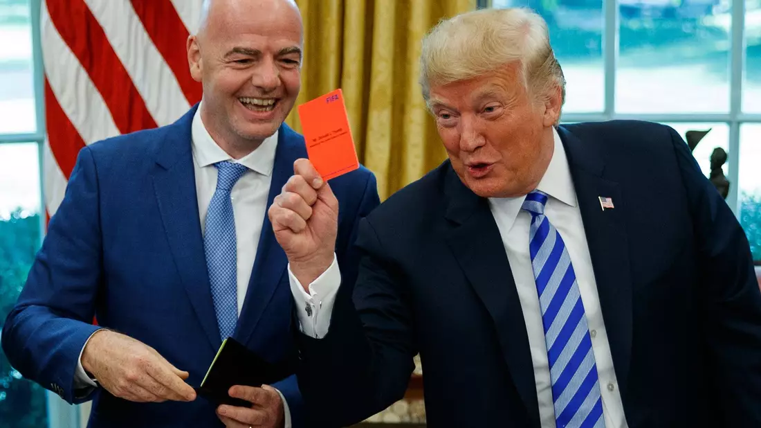 Die Spaßvögel Donald Trump und Gianni Infantino (l) bei der Arbeit. (Archivbild) - Bild: Evan Vucci/AP/dpa