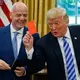 Die Spaßvögel Donald Trump und Gianni Infantino (l) bei der Arbeit. (Archivbild) - Bild: Evan Vucci/AP/dpa