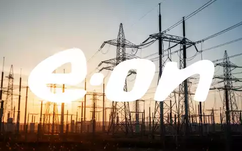 Moderne Strominfrastruktur und Überlandleitungen bei Sonnenaufgang als Symbol für den Energiesektor. - Foto: über boerse-global.de