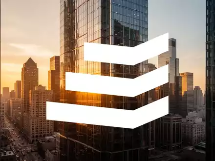 Moderne Glasfassade eines Bürogebäudes im goldenen Sonnenlicht als Symbol für den Immobiliensektor. - Foto: über boerse-global.de