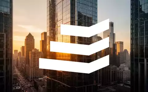 Moderne Glasfassade eines Bürogebäudes im goldenen Sonnenlicht als Symbol für den Immobiliensektor. - Foto: über boerse-global.de