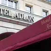 Das Hotel-Adlon soll verkauft werden. (Archivbild) - Foto: Joerg Carstensen/dpa