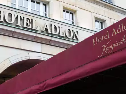 Das Hotel-Adlon soll verkauft werden. (Archivbild) - Foto: Joerg Carstensen/dpa