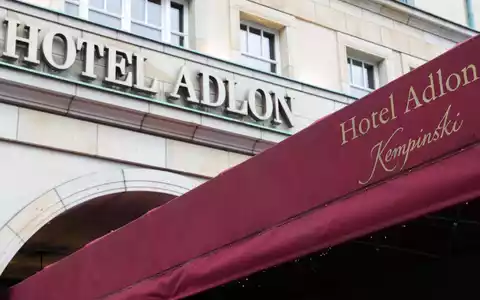 Das Hotel-Adlon soll verkauft werden. (Archivbild) - Foto: Joerg Carstensen/dpa