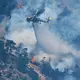 Die Löscharbeiten aus der Luft werden unter Hochdruck fortgesetzt. - Bild: Petros Giannakouris/AP/dpa