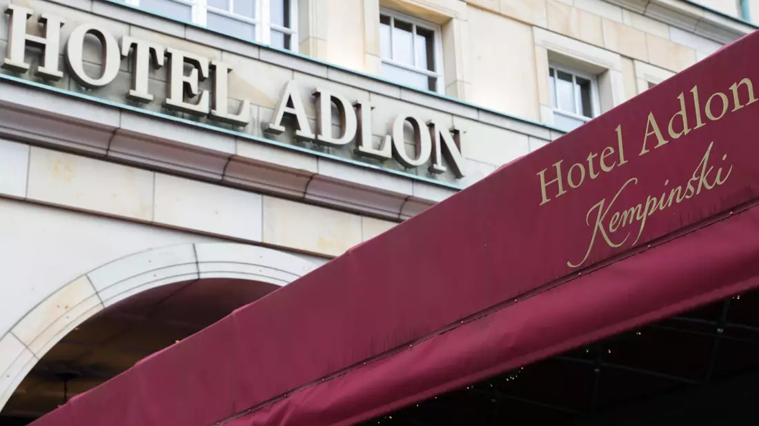 Das Hotel-Adlon soll verkauft werden. (Archivbild) - Bild: Joerg Carstensen/dpa