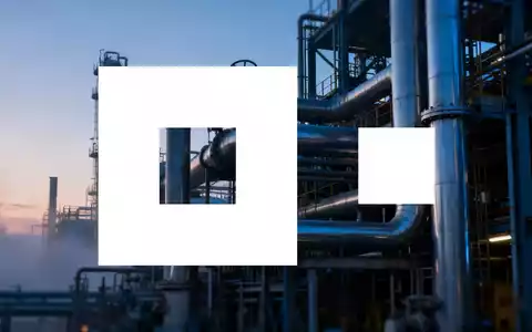 Moderne Industrieanlage bei Dämmerung, symbolisiert die chemische Industrie und Marktbewegungen. - Foto: über boerse-global.de