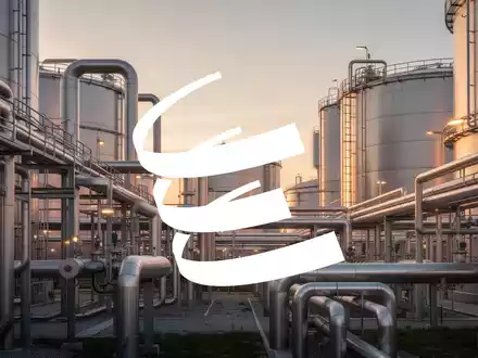 Moderne industrielle Energieinfrastruktur bei Sonnenuntergang mit Fokus auf großflächige Energieanlagen. - Foto: über boerse-global.de