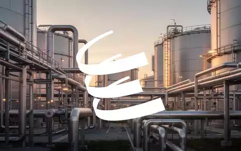 Moderne industrielle Energieinfrastruktur bei Sonnenuntergang mit Fokus auf großflächige Energieanlagen. - Foto: über boerse-global.de