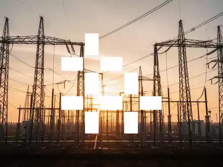Moderne Infrastruktur eines Energienetzes bei Sonnenaufgang, symbolisiert Stabilität und Energieversorgung. - Foto: über boerse-global.de