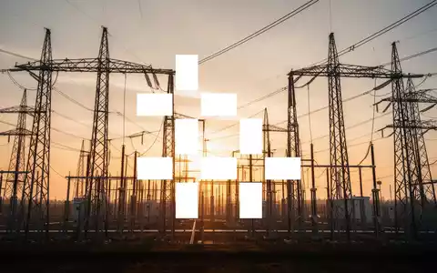 Moderne Infrastruktur eines Energienetzes bei Sonnenaufgang, symbolisiert Stabilität und Energieversorgung. - Foto: über boerse-global.de