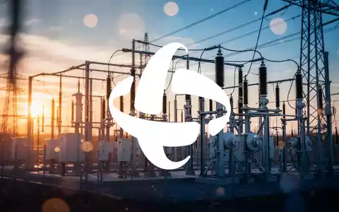 Moderne elektrische Energieinfrastruktur bei goldenem Licht als Symbol für den Energiesektor. - Foto: über boerse-global.de
