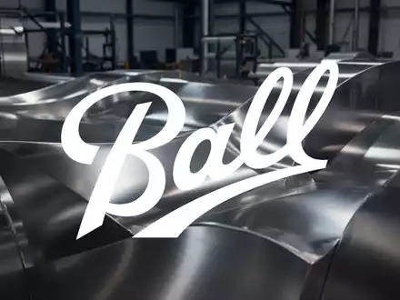 HochglĂ€nzende AluminiumoberflĂ€chen in einem industriellen Kontext, die den Fokus auf Materialinnovation und Produktion legen. - Foto: ĂŒber boerse-global.de