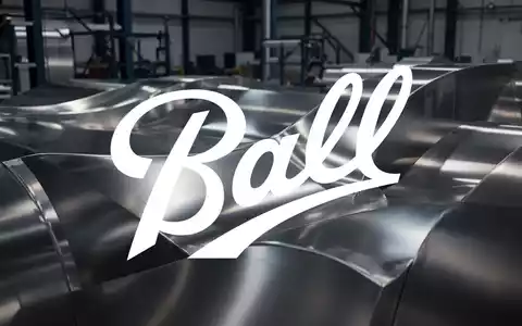 Hochglänzende Aluminiumoberflächen in einem industriellen Kontext, die den Fokus auf Materialinnovation und Produktion legen. - Foto: über boerse-global.de