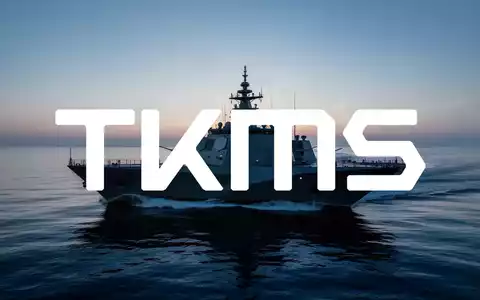 Silhouette eines modernen Marineschiffs auf dem Meer bei Sonnenaufgang als Symbol für maritime Industrie und Schiffbau. - Foto: über boerse-global.de