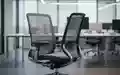 Ein minimalistischer, moderner Büroarbeitsplatz mit einem ergonomischen Bürostuhl in einer hellen, professionellen Umgebung. - Foto: über boerse-global.de