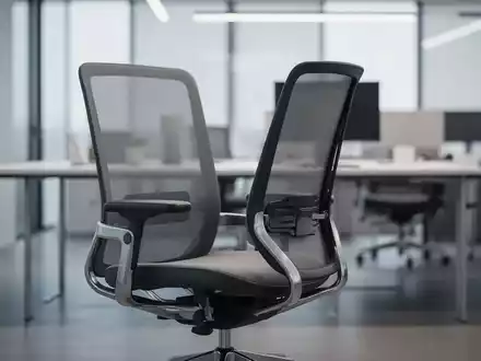 Ein minimalistischer, moderner Büroarbeitsplatz mit einem ergonomischen Bürostuhl in einer hellen, professionellen Umgebung. - Foto: über boerse-global.de