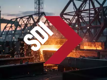 Abstrakte Darstellung einer modernen Stahlproduktion mit glühendem Metall in industrieller Atmosphäre. - Foto: über boerse-global.de