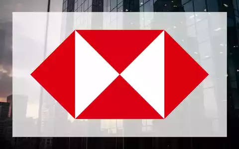 Moderne Glasfassade eines Bürogebäudes bei Sonnenuntergang als Symbol für den globalen Bankensektor. - Foto: über boerse-global.de