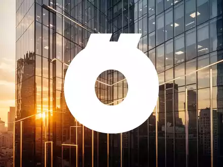 Moderne, abstrakte Glasfassade eines Bürogebäudes bei Sonnenuntergang als Symbol für Unternehmensübernahmen und Märkte. - Foto: über boerse-global.de