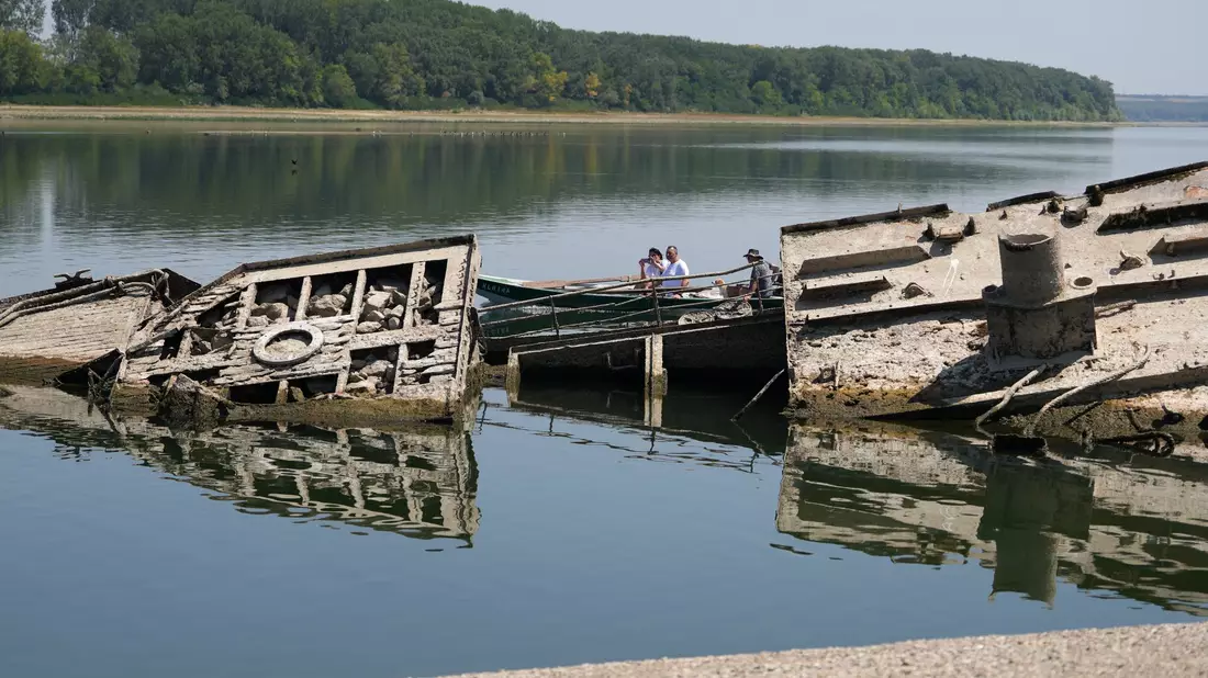 Die Niedrigwasser führende Donau legt in Serbien die Wracks von Kriegsschiffen der Nazi-Marine frei.  - Bild: Darko Vojinovic/AP/dpa
