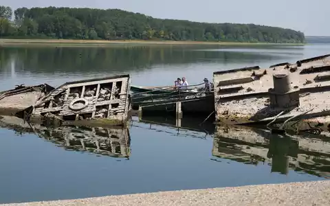 Die Niedrigwasser führende Donau legt in Serbien die Wracks von Kriegsschiffen der Nazi-Marine frei.  - Foto: Darko Vojinovic/AP/dpa