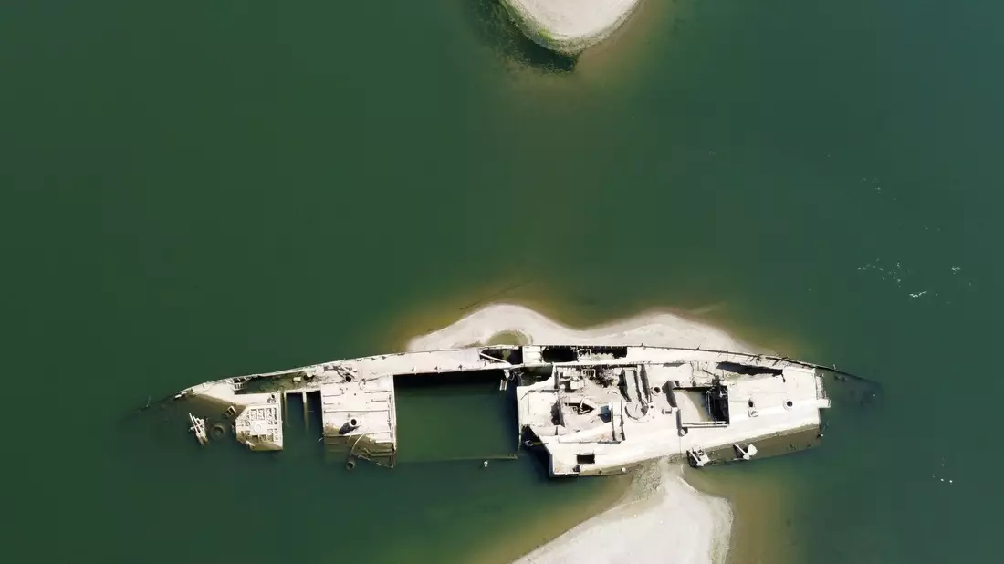Das Niedrigwasser der Donau macht beim serbischen Prahovo versenkte alte Nazi-Schiffe sichtbar.  - Bild: Darko Vojinovic/AP/dpa
