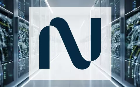 Moderne Serverinfrastruktur in einem Rechenzentrum mit blauer Beleuchtung als Symbol für Cloud-Technologie. - Foto: über boerse-global.de