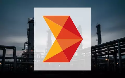 Industrielle Chemieanlagen in einer düsteren Dämmerungsstimmung als Symbol für den Chemiesektor. - Foto: über boerse-global.de