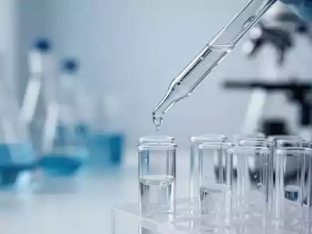 Medizinisches Laborumfeld mit einer Pipette und einem Reagenzglas zur Erforschung immunologischer Entzündungsmarker. - Foto: über boerse-global.de
