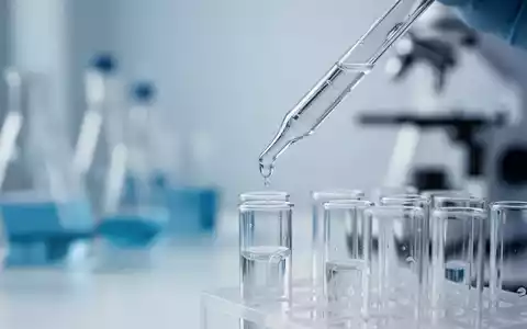 Medizinisches Laborumfeld mit einer Pipette und einem Reagenzglas zur Erforschung immunologischer Entzündungsmarker. - Foto: über boerse-global.de