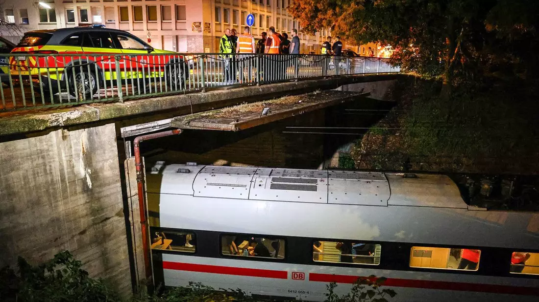In Schwelm stürzte ein Baum auf die Oberleitung.  - Bild: Alex Talash/dpa