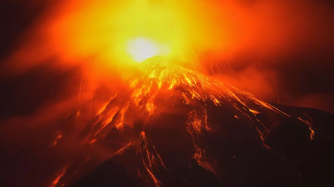 Aus dem Krater des Feuervulkans fließt Lava. - Bild: Moises Castillo/AP/dpa